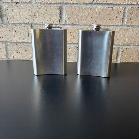 Set of Two Stainless Steel Flask 8 oz 5 in x 4 in x 1 in - Picture 4 of 14